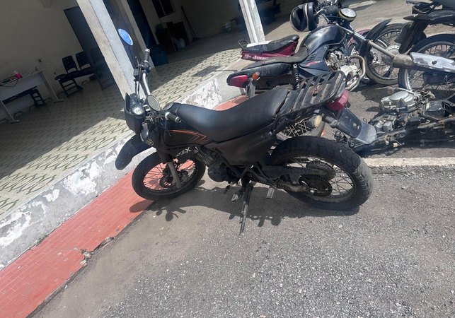 Motocicleta furtada é recuperada pela PM em Arapiraca; proprietário havia deixado a chave na ignição