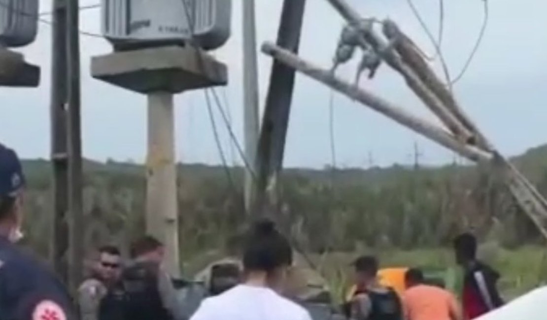 Batida de carro em poste de energia elétrica deixa vítima fatal na Barra de São Miguel