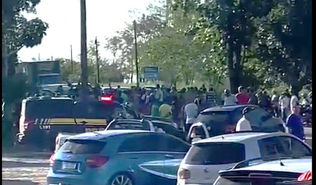 Moradores de Atalaia bloqueiam BR-316 em protesto por falta de água