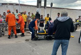 Acidente entre duas motos deixa feridos e provoca princípio de incêndio em um dos veículos, em Arapiraca
