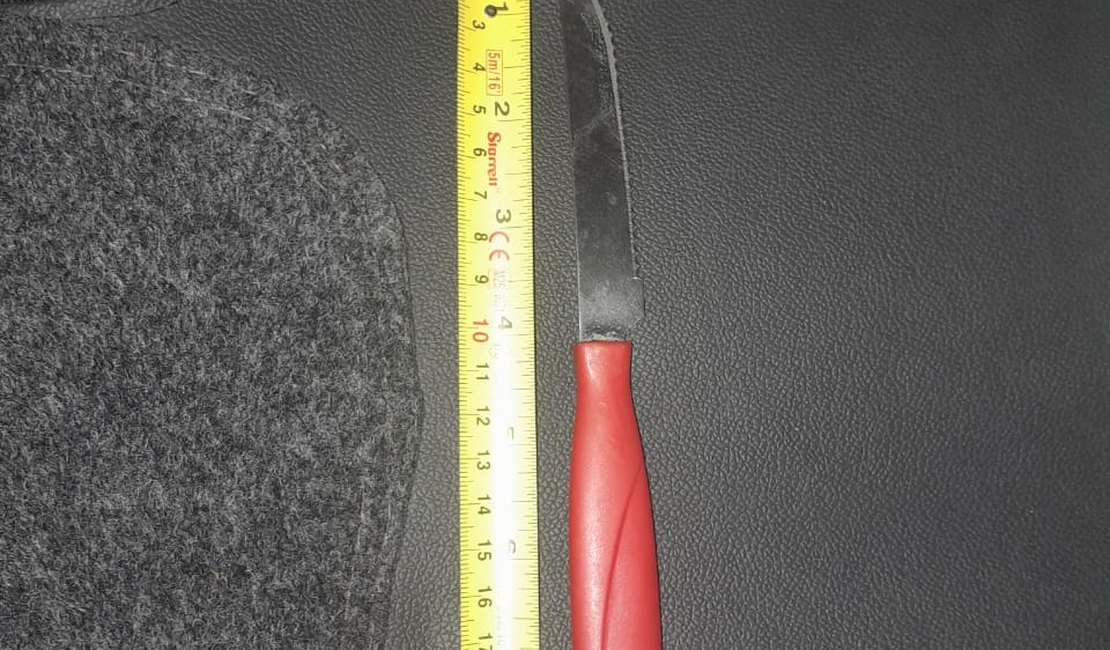 Homem é flagrado com faca durante patrulhamento no bairro Alto do Cruzeiro, em Arapiraca