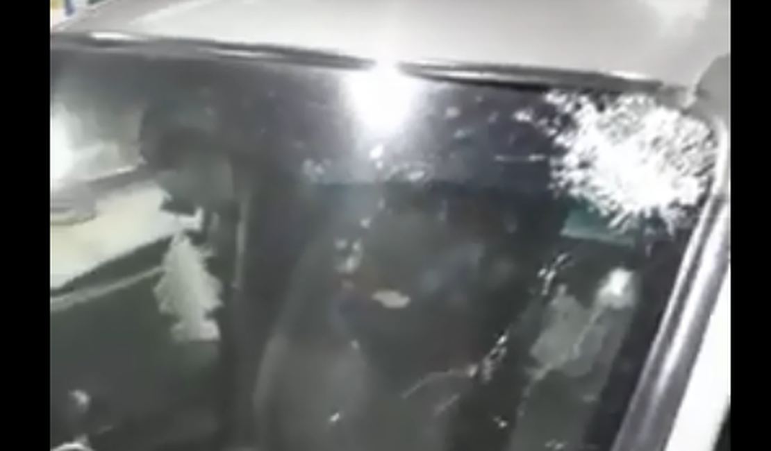 VÍDEO. Motorista é atacado a pedrada por criminosos no Vale da Perucaba