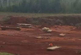 Chuva arrasta caixões para fora da cova em cemitério