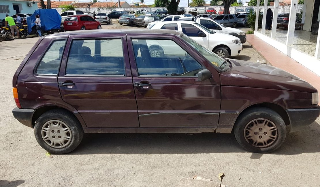 Carro com queixa de roubo é encontrado, abandonado, no bairro Alto do Cruzeiro, em Arapiraca