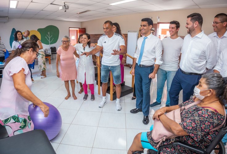 Prefeito JHC e Cafu visitam espaço Casa da Juventude no bairro do Prado