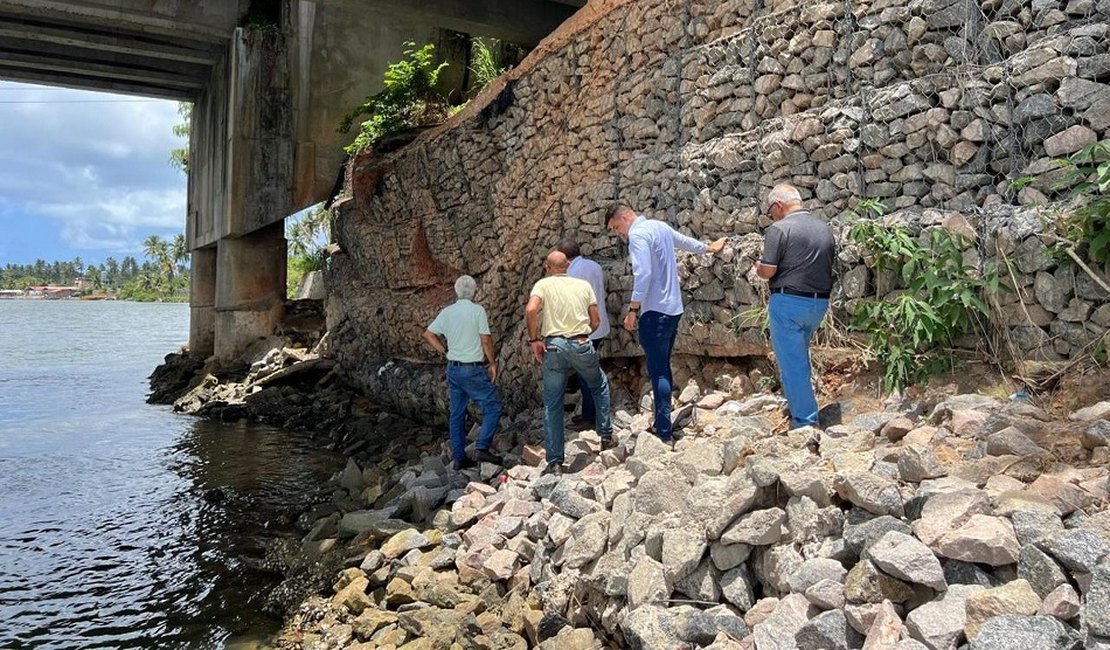 Departamento de Estradas de Rodagem inspeciona ponte na Massagueira