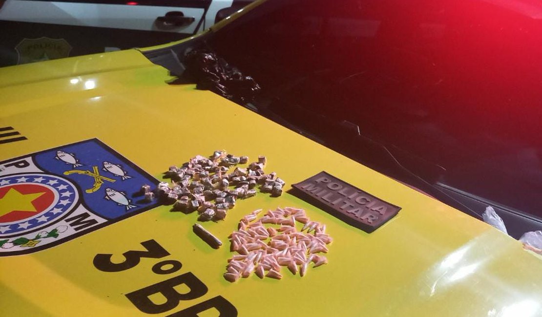 Adolescente é apreendido após policiais encontrarem bolsa com drogas ao lado da casa dele no Agreste