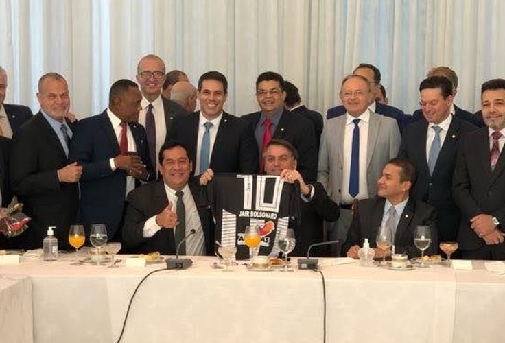 Bolsonaro recebe camisa do ASA e garante vinda a Arapiraca ao lado do deputado Severino Pessoa