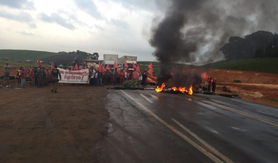 Manifestantes interditam rodovia BR-101 em Messias, Alagoas