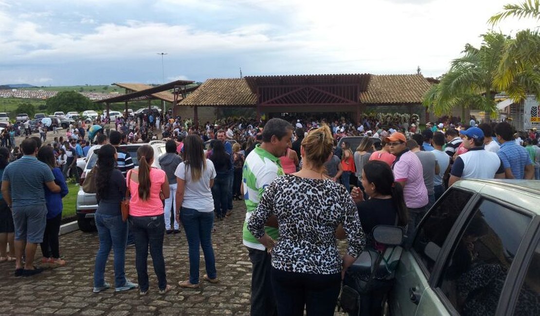 Dor e muita comoção marcam sepultamento de “Pepeu Trator” em Arapiraca