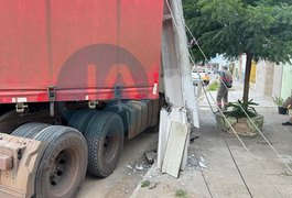Carreta derruba poste após manobra em rua do bairro Brasília, em Arapiraca