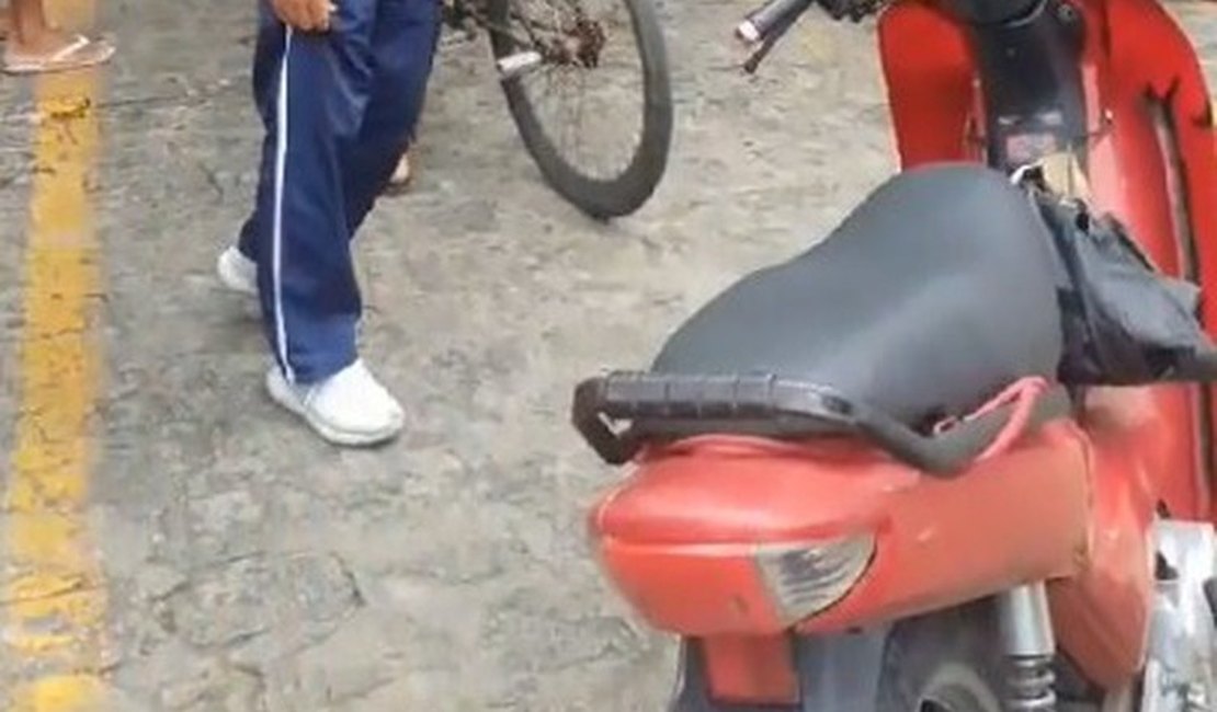 Motorista perde controle de carro após passar mal e invade loja