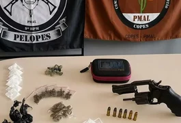 PM prende três suspeitos por tráfico e apreende drogas, arma e munições em Delmiro