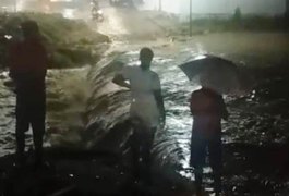 Vídeo. Riacho transborda e alaga ruas após chuva em Santana do Ipanema