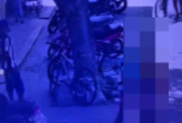 VÍDEO: Câmera flagra homem furtando bicicleta em frente a supermercado em Arapiraca