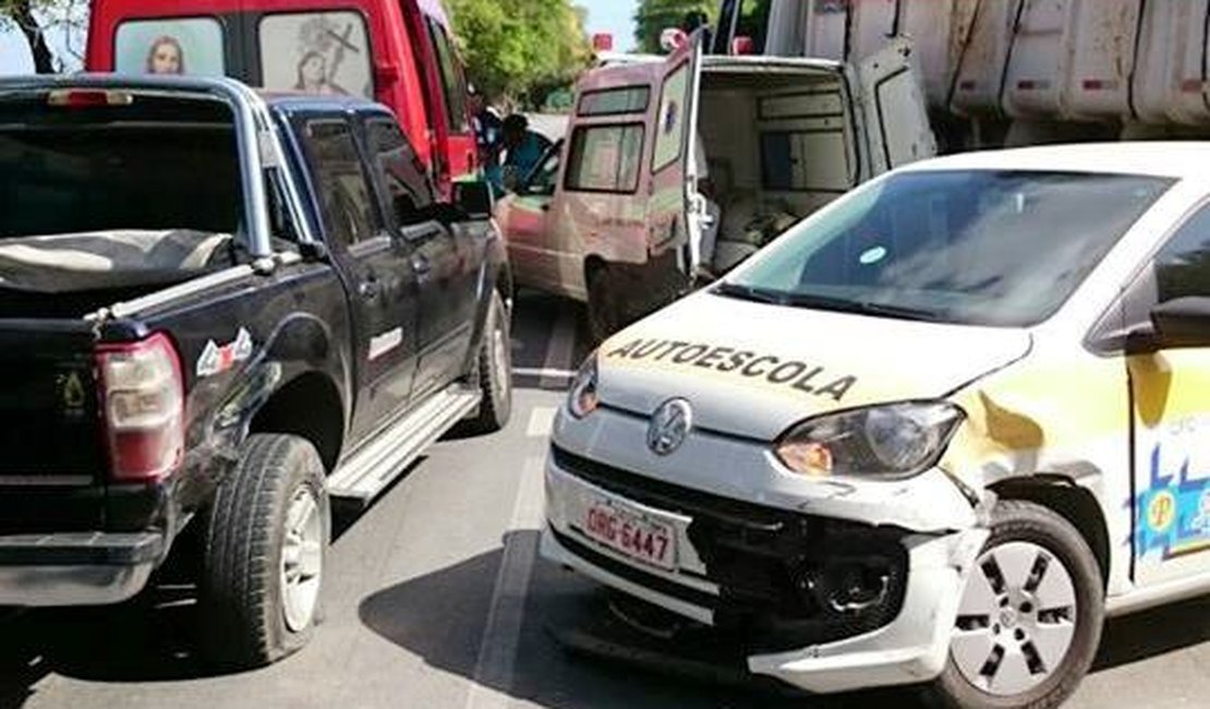 Colisão envolvendo cinco veículos deixa trânsito lento na BR-104, em Alagoas