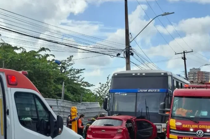 Motorista fica preso às ferragens após carro bater de frente com ônibus, em Maceió