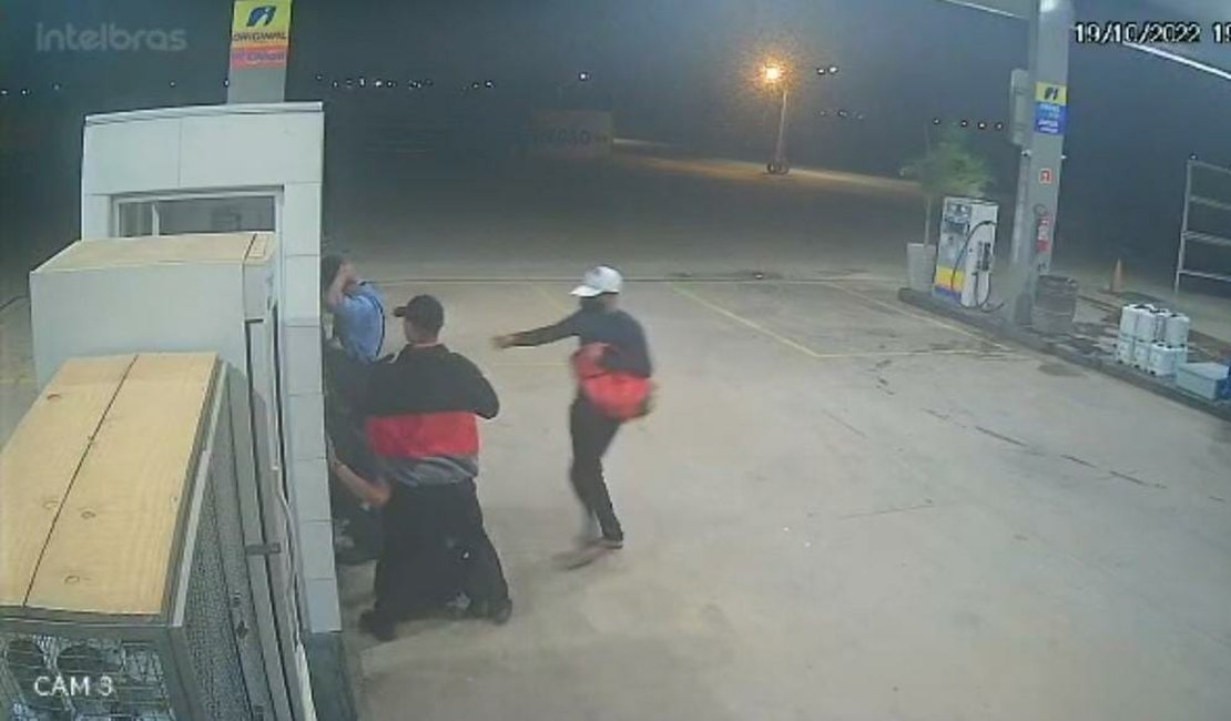 VÍDEO: Câmera flagra dupla assaltando funcionários de posto de gasolina em Arapiraca