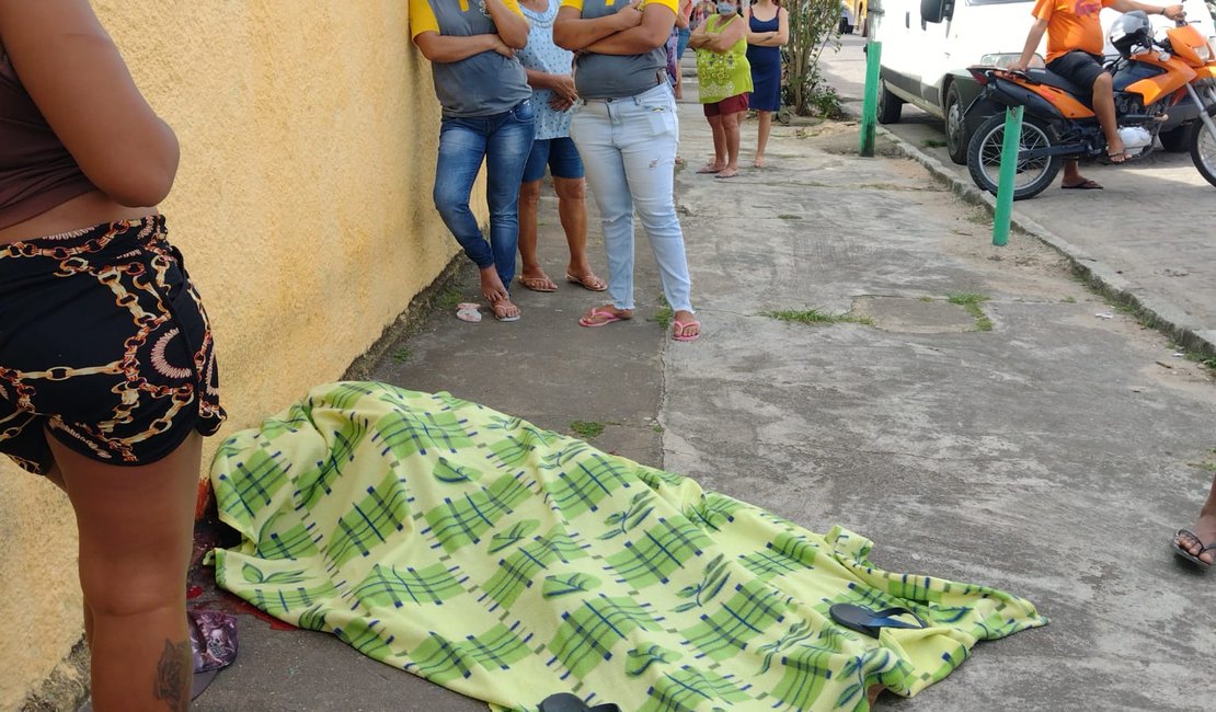 Funcionário de quitanda é executado a tiros em calçada no bairro Primavera, em Arapiraca