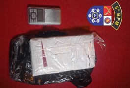 Homem é preso após polícia encontrar 1kg de cocaína em residência