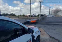 Moradores fecham AL-220, em frente ao Assaí, e pedem quebra-molas ou semáforo no trecho