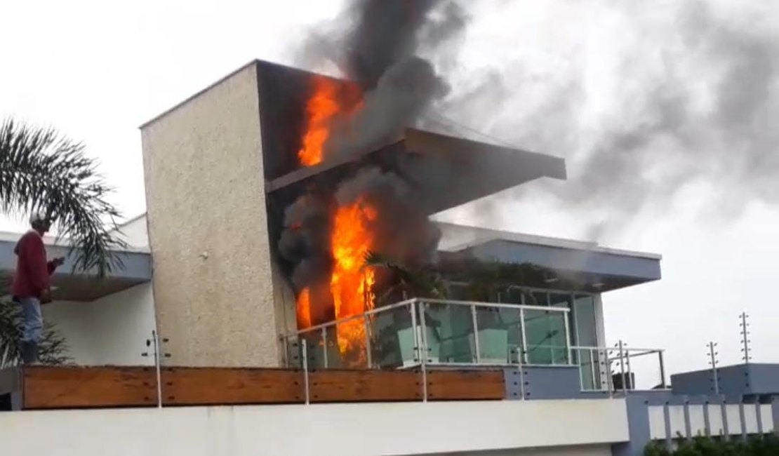 Banheiro de residência pega fogo no bairro Canafístula; assista ao vídeo