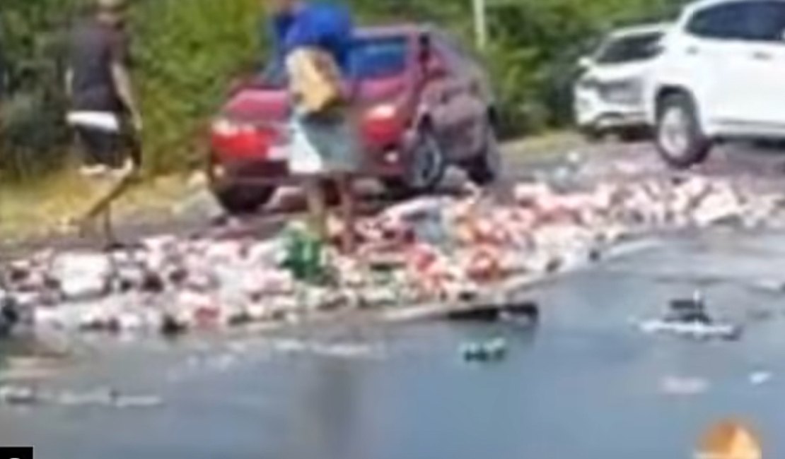 Carga de cerveja se espalha na AL-101 Sul após acidente e popular saqueia parte dos produtos