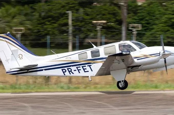 Avião de pequeno porte faz pouso de emergência após colisão com ave no interior de SP