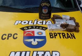 Jovem de 17 anos é apreendida suspeita de tráfico de drogas em Maceió