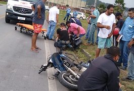 Colisão de motocicleta em carro deixa duas pessoas feridas na BR-101, em São Miguel dos Campos