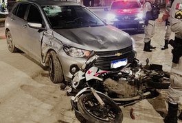 Condutor colide moto contra carro enquanto tentava fugir de PMs em Arapiraca