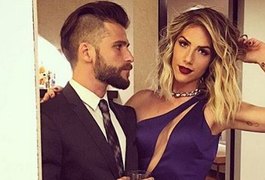 Bruno Gagliasso aperta bumbum de Giovanna Ewbank em pose para foto