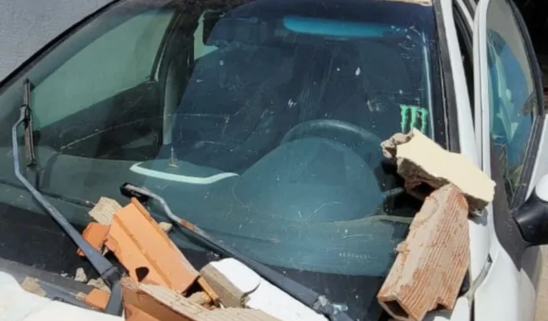 Carro atinge muro de residência e jovem de 18 anos fica ferido, em Marechal Deodoro