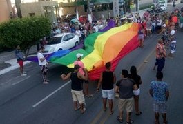 Marcha LGBT contra a homofobia é realizada na orla da Pajuçara