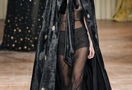 Bella Hadid, com transparência, desfila com os seios à mostra na Itália