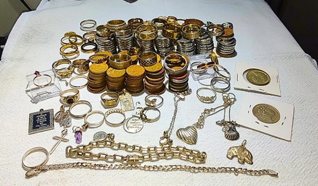 Homem que faz 'caça ao tesouro' com detector de metal na praia quer lucrar R$ 1 milhão em Balneário Camboriú