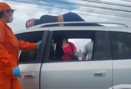 Motociclista é arremessado após colisão com carro em frente ao Hospital Metropolitano, em Maceió
