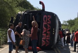 Vídeo. Ônibus de cantora Maria Clara tomba no Agreste de Alagoas