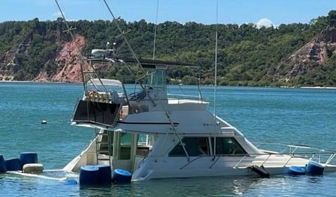 Lancha de Arthur Lira afunda em marina na Barra de São Miguel