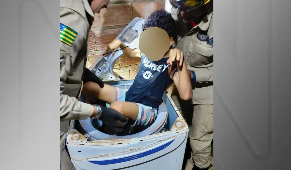 Criança é resgatada após ficar presa dentro de máquina de lavar