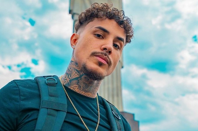 Produtora emite nota de repúdio contra MC Livinho após artista encerrar show em Maceió antes do tempo previsto