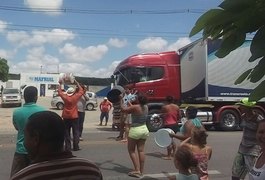 Moradores protestam contra a falta de água e fecham rodovia BR-316, em AL