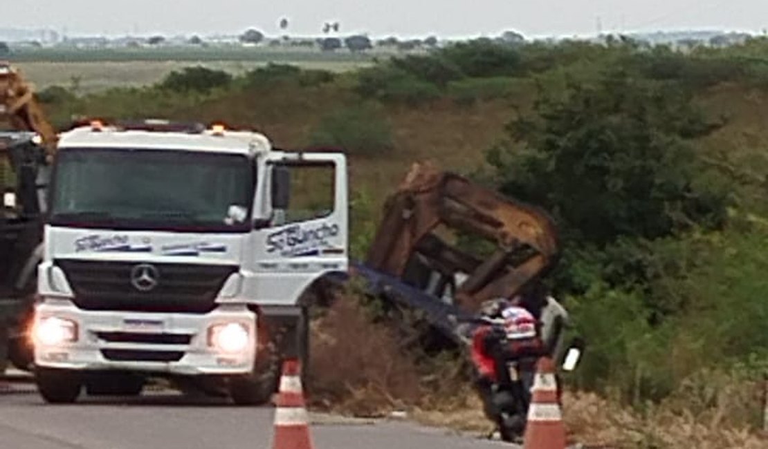 Caminhão munck cai em ribanceira e provoca congestionamento na AL-115, em Lagoa da Canoa