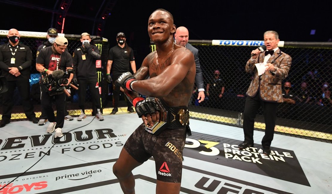 Israel Adesanya provoca Paulo Borrachinha após nocaute: 'Ele é burro, eu sou esperto'