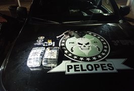 Homem tenta escapar de flagrante jogando mochila com cocaína e arma por cima do muro, em Arapiraca