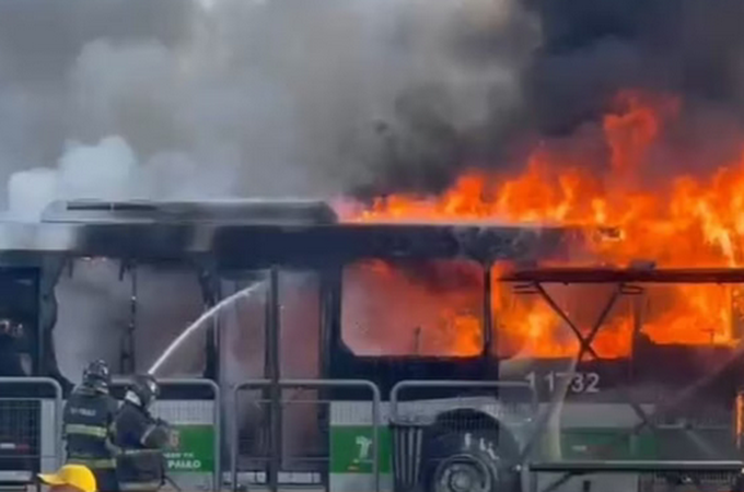 Avião cai sobre ônibus na zona oeste de SP; dois corpos são encontrados