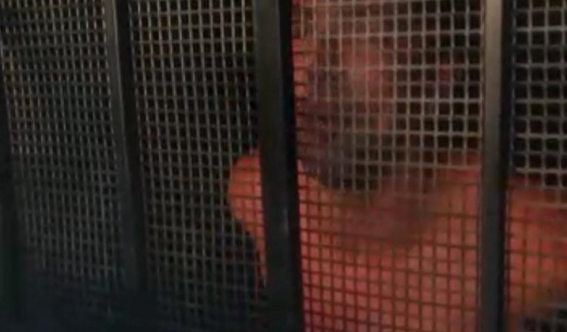 Pai é preso por tortura após obrigar filha de 13 anos a comer fezes e beber urina