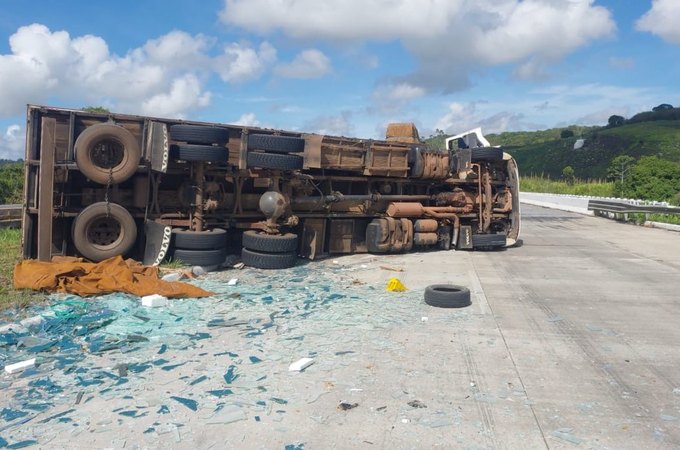 Motorista de carreta fica gravemente ferido após tombar veículo em rodovia alagoana