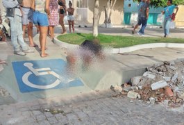 Jovem é assassinado a tiros em praça pública no Sertão alagoano