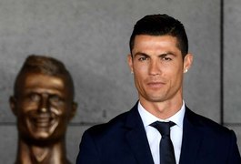 Cristiano Ronaldo batiza aeroporto – mas sua estátua vira piada